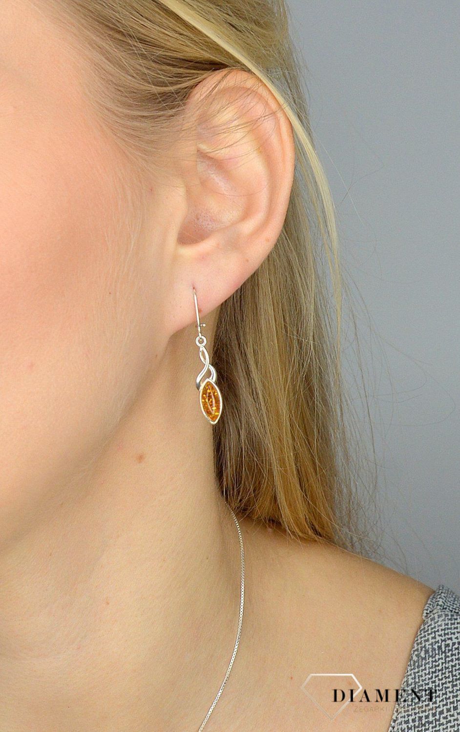 Srebrne kolczyki z bursztynem DIA-KLC-2160K-925 to propozycja od sklepu jubilerskiego Diament..jpg
