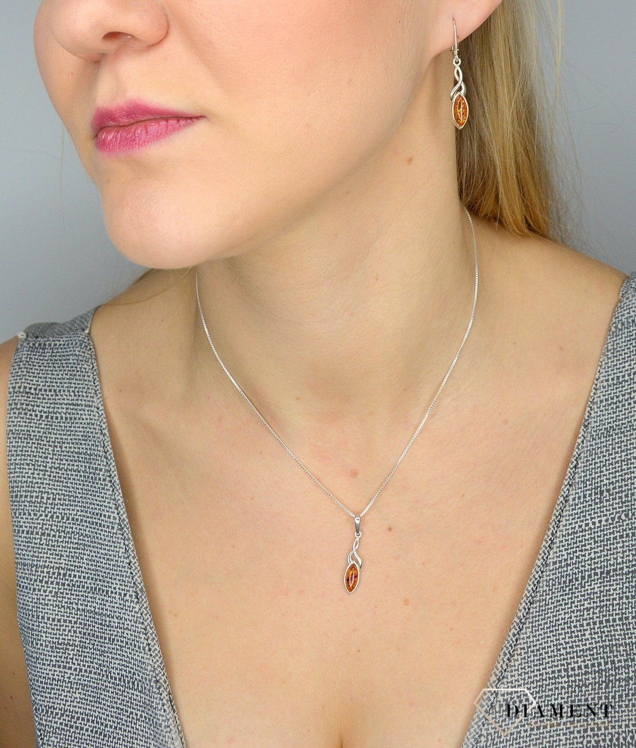 Srebrne kolczyki z bursztynem DIA-KLC-2160K-925 to propozycja od sklepu jubilerskiego Diament..jpg