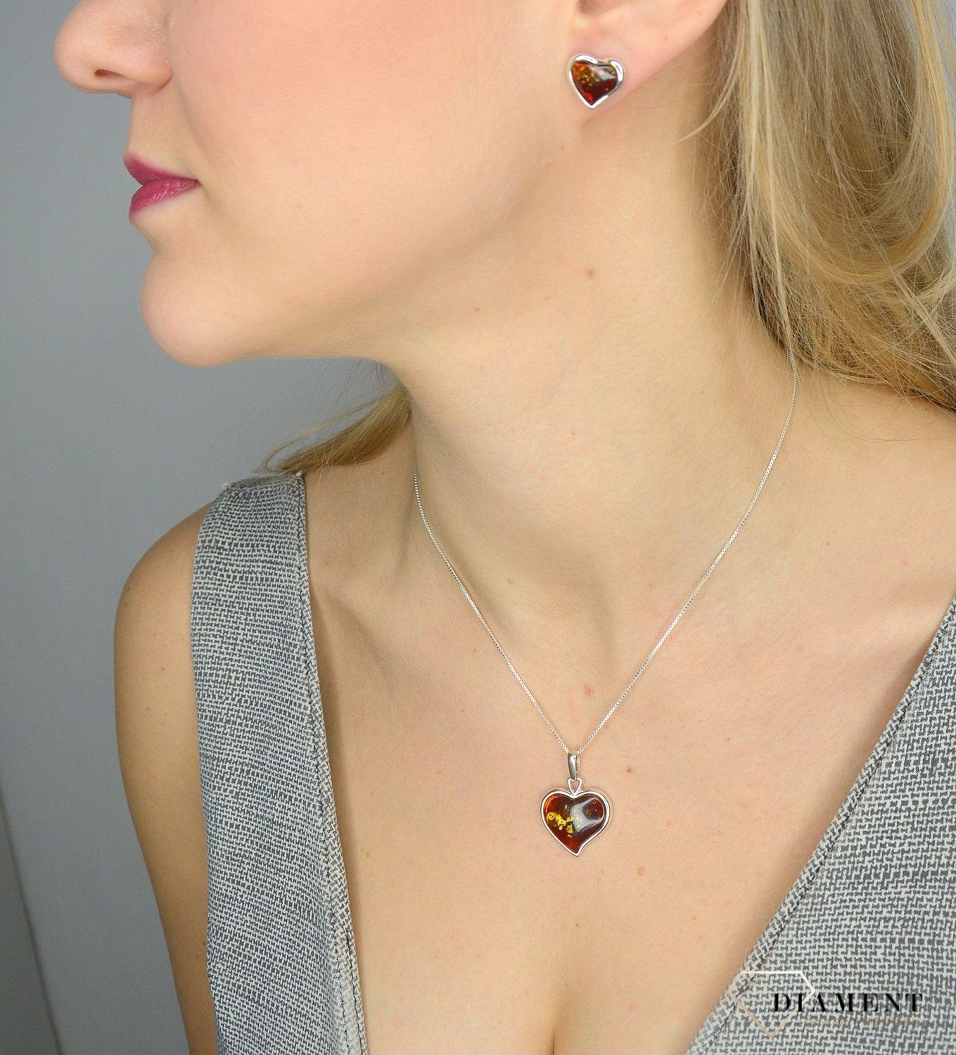 Kolczyki srebrne bursztyn serca w brązowym kolorze DIA-KLC-2242-925.jpg