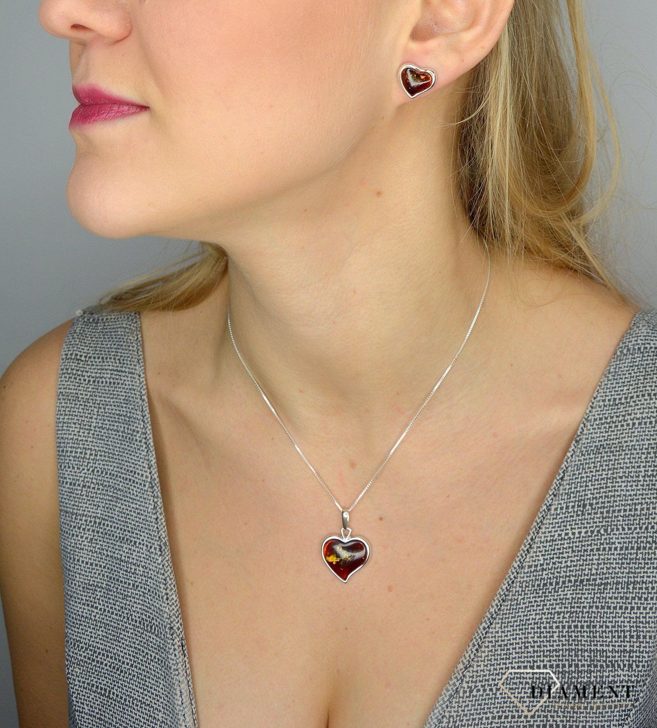 Kolczyki srebrne bursztyn serca w brązowym kolorze DIA-KLC-2242-925.jpg