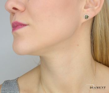 Srebrne kolczyki kwiatki z dodatkiem bursztynu w zielonym kolorze to propozycja od sklepu jubilerskiego Diament. Biżuteria dla osoby, która lubi różnorodne i odważne dodatki w swoich stylizacjach.5.JPG