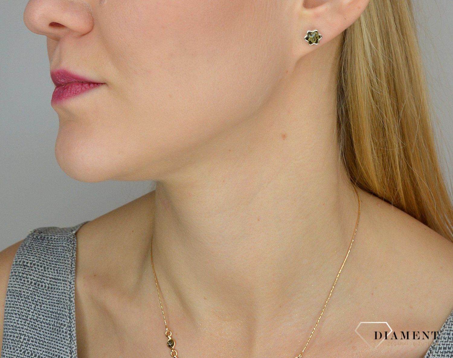 Srebrne kolczyki kwiatki z dodatkiem bursztynu w zielonym kolorze to propozycja od sklepu jubilerskiego Diament. Biżuteria dla osoby, która lubi różnorodne i odważne dodatki w swoich stylizacjach.1.JPG