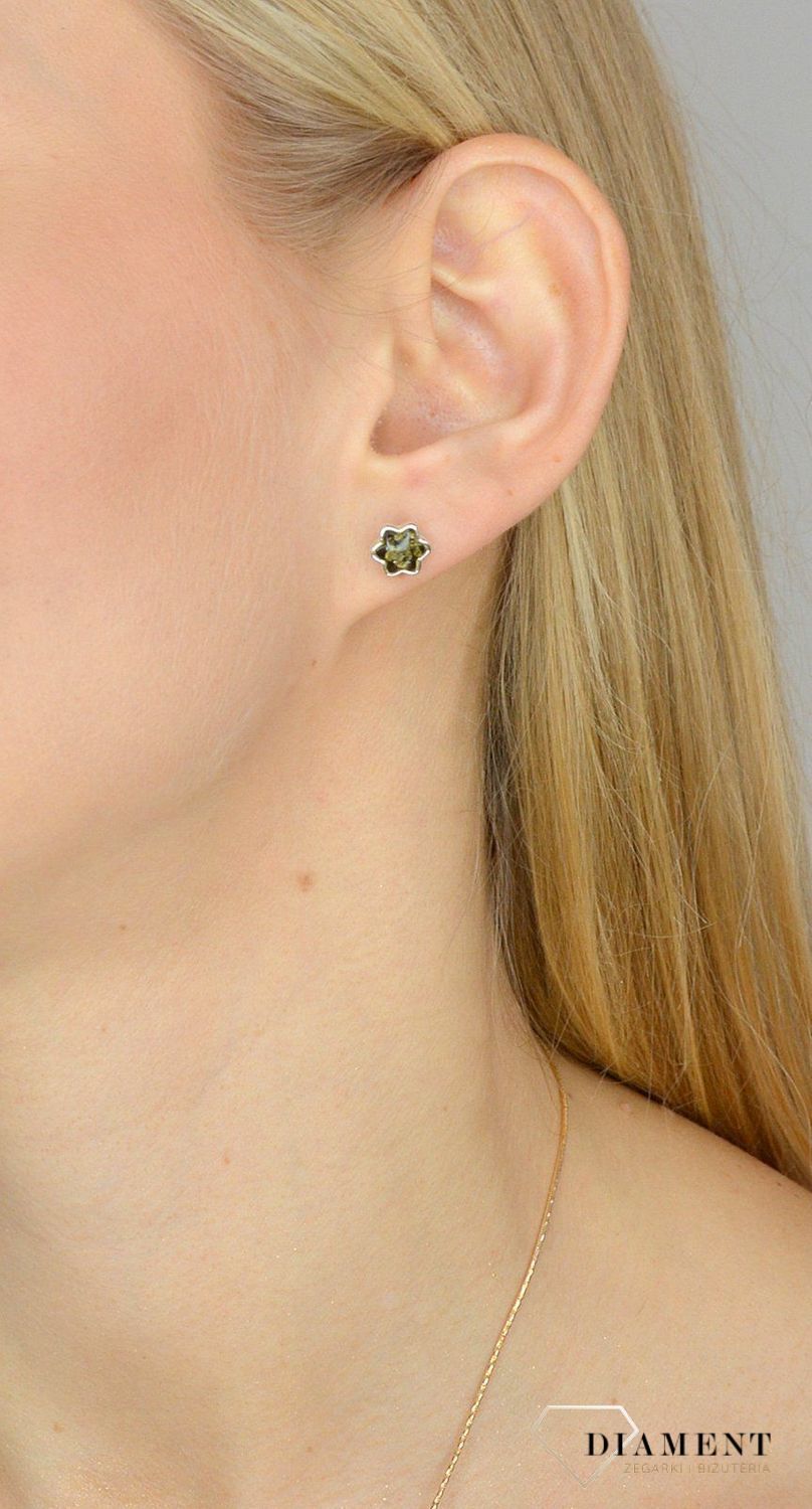 Srebrne kolczyki kwiatki z dodatkiem bursztynu w zielonym kolorze to propozycja od sklepu jubilerskiego Diament. Biżuteria dla osoby, która lubi różnorodne i odważne dodatki w swoich stylizacjach.1.JPG