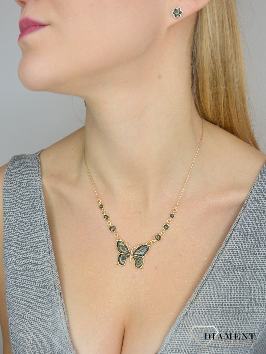 Srebrne kolczyki kwiatki z dodatkiem bursztynu w zielonym kolorze to propozycja od sklepu jubilerskiego Diament. Biżuteria dla osoby, która lubi różnorodne i odważne dodatki w swoich stylizacjach.1.JPG