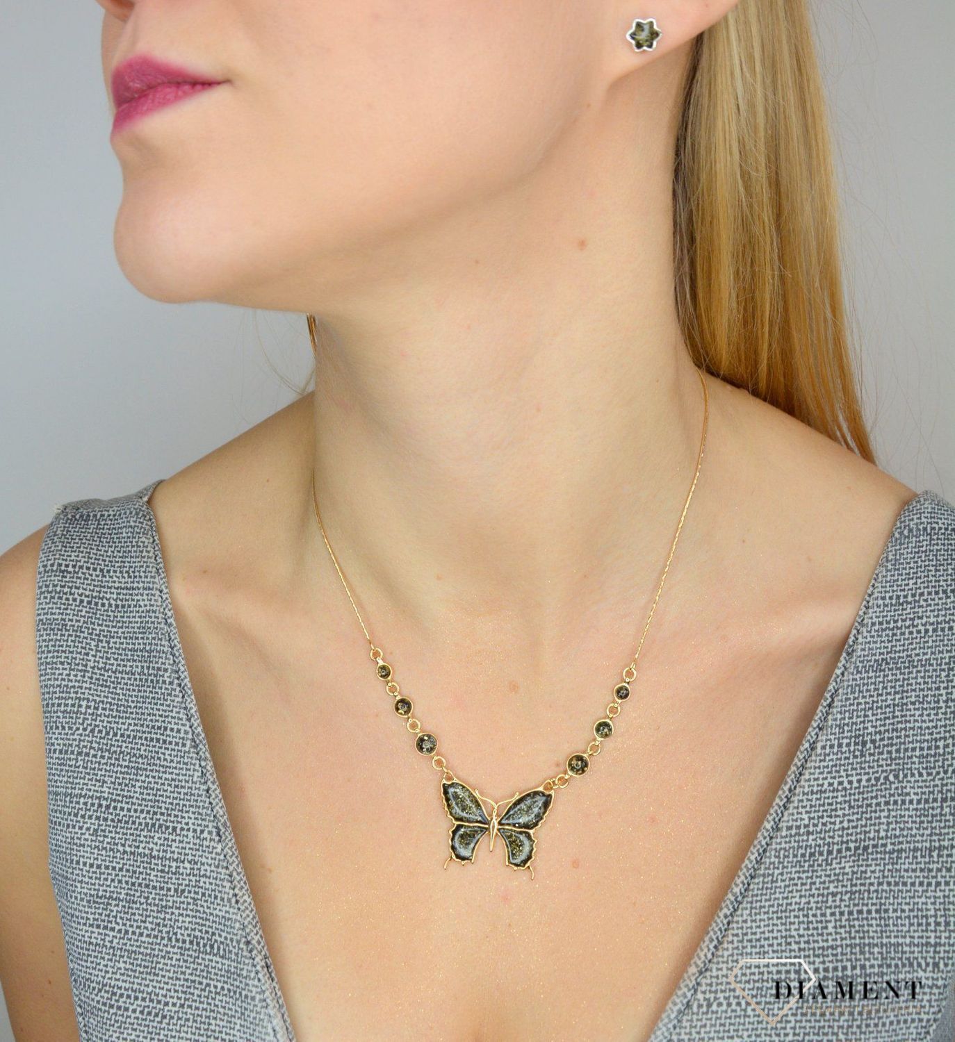 Srebrne kolczyki kwiatki z dodatkiem bursztynu w zielonym kolorze to propozycja od sklepu jubilerskiego Diament. Biżuteria dla osoby, która lubi różnorodne i odważne dodatki w swoich stylizacjach.1.JPG