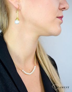 Kolczyki damskie wiszące z perłą. Kolczyki damskie BY DZIUBEKA pozłacane z perłą DIA-KLC-2314-INNE 💎Kolczyki wykonane z metalu, który jest antyalergiczny nie zawiera niklu i ołowiu (2).JPG