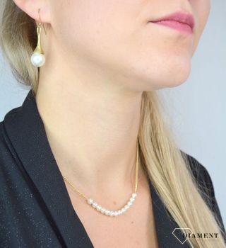 Kolczyki damskie wiszące z perłą. Kolczyki damskie BY DZIUBEKA pozłacane z perłą DIA-KLC-2314-INNE 💎Kolczyki wykonane z metalu, który jest antyalergiczny nie zawiera niklu i ołowiu (5).JPG