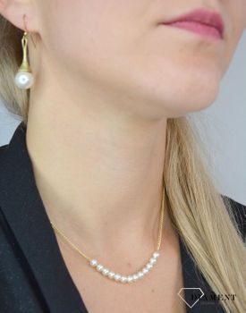 Kolczyki damskie wiszące z perłą. Kolczyki damskie BY DZIUBEKA pozłacane z perłą DIA-KLC-2314-INNE 💎Kolczyki wykonane z metalu, który jest antyalergiczny nie zawiera niklu i ołowiu (6).JPG