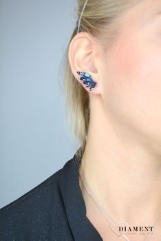 Kolczyki damskie cyrkonie w niebieskim odcieniu. Nowoczesne nausznice ozdobione cyrkoniami. Biżuteria o ciekawym i modnym kształcie to jeden z najmodniejszych w tym sezonie motywów (4).JPG