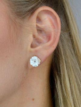 Kolczyki damskie przy uchu Perłowe kwiatki DIA-KLC-2324-INNE 💎 Kolczyki w kształcie kwiatka ozdobiony białą masą perłową. Kolczyki przy uchu z wygodnym zapięciem na sztyft (2).JPG