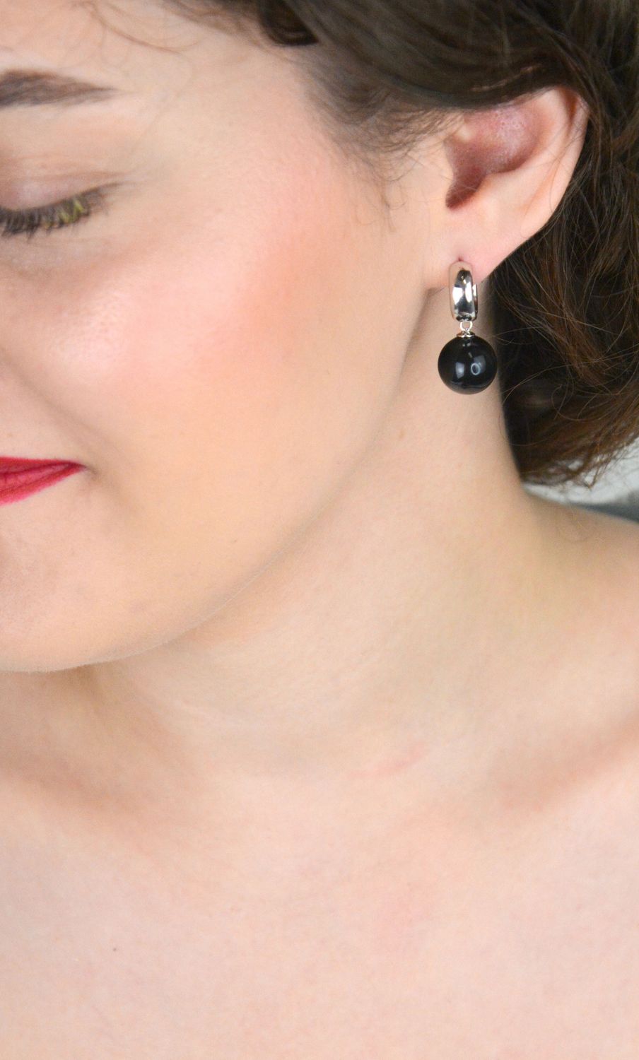 Eleganckie kolczyki damskie ze srebra próby 925 z czarną perłą 12 mm. Kółeczka z zapięciem na zatrzask, idealne do codziennych i wieczorowych stylizacji.1.jpg