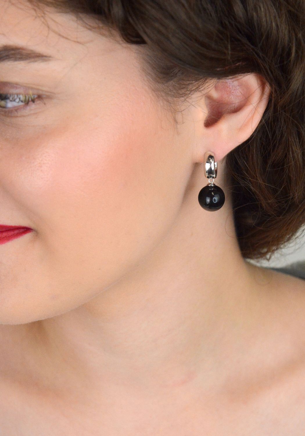 Eleganckie kolczyki damskie ze srebra próby 925 z czarną perłą 12 mm. Kółeczka z zapięciem na zatrzask, idealne do codziennych i wieczorowych stylizacji.1.jpg