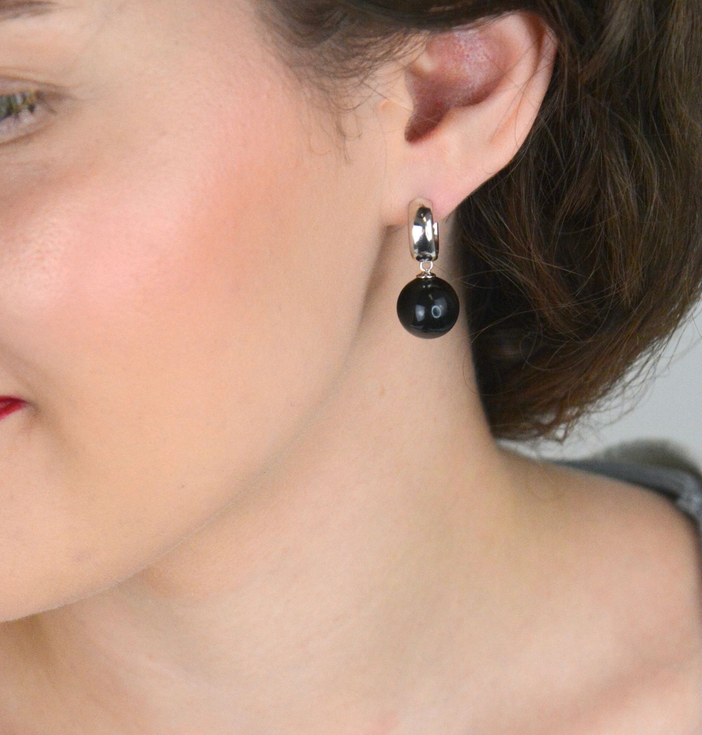 Eleganckie kolczyki damskie ze srebra próby 925 z czarną perłą 12 mm. Kółeczka z zapięciem na zatrzask, idealne do codziennych i wieczorowych stylizacji.1.jpg