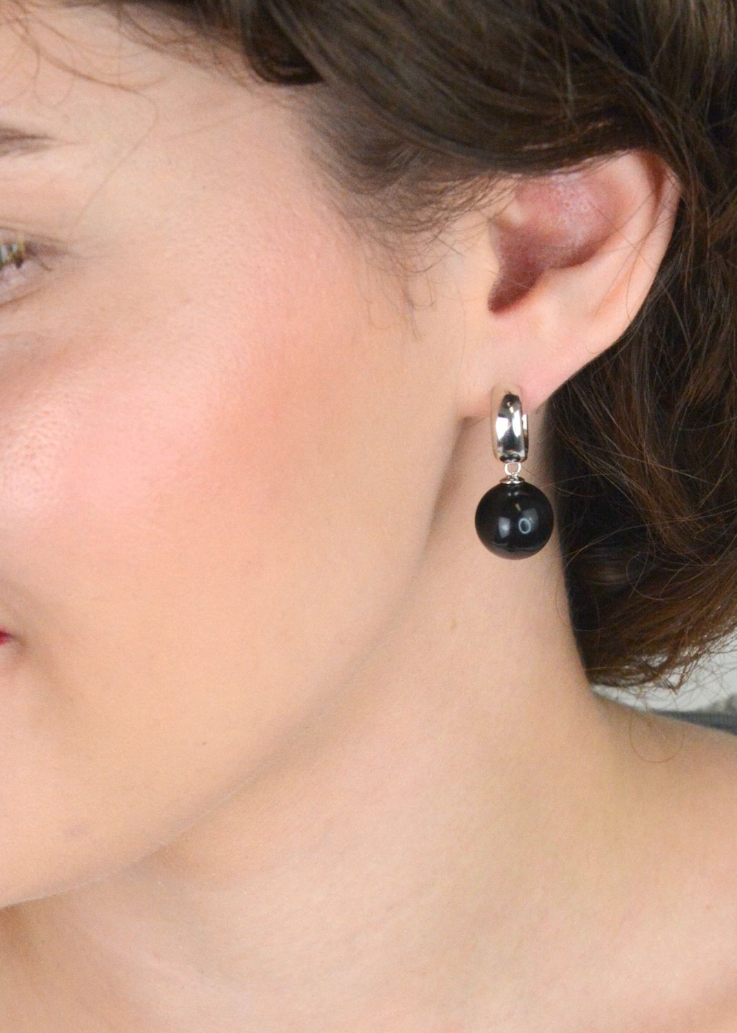 Eleganckie kolczyki damskie ze srebra próby 925 z czarną perłą 12 mm. Kółeczka z zapięciem na zatrzask, idealne do codziennych i wieczorowych stylizacji.1.jpg