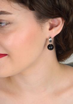Eleganckie kolczyki damskie ze srebra próby 925 z czarną perłą 12 mm. Kółeczka z zapięciem na zatrzask, idealne do codziennych i wieczorowych stylizacji (2).JPG