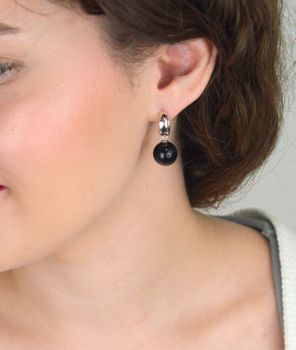 Eleganckie kolczyki damskie ze srebra próby 925 z czarną perłą 12 mm. Kółeczka z zapięciem na zatrzask, idealne do codziennych i wieczorowych stylizacji (3).JPG