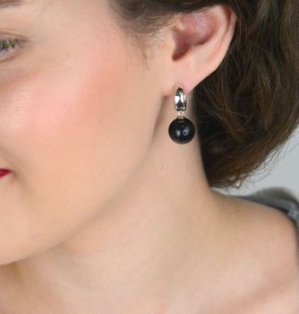 Eleganckie kolczyki damskie ze srebra próby 925 z czarną perłą 12 mm. Kółeczka z zapięciem na zatrzask, idealne do codziennych i wieczorowych stylizacji (4).JPG
