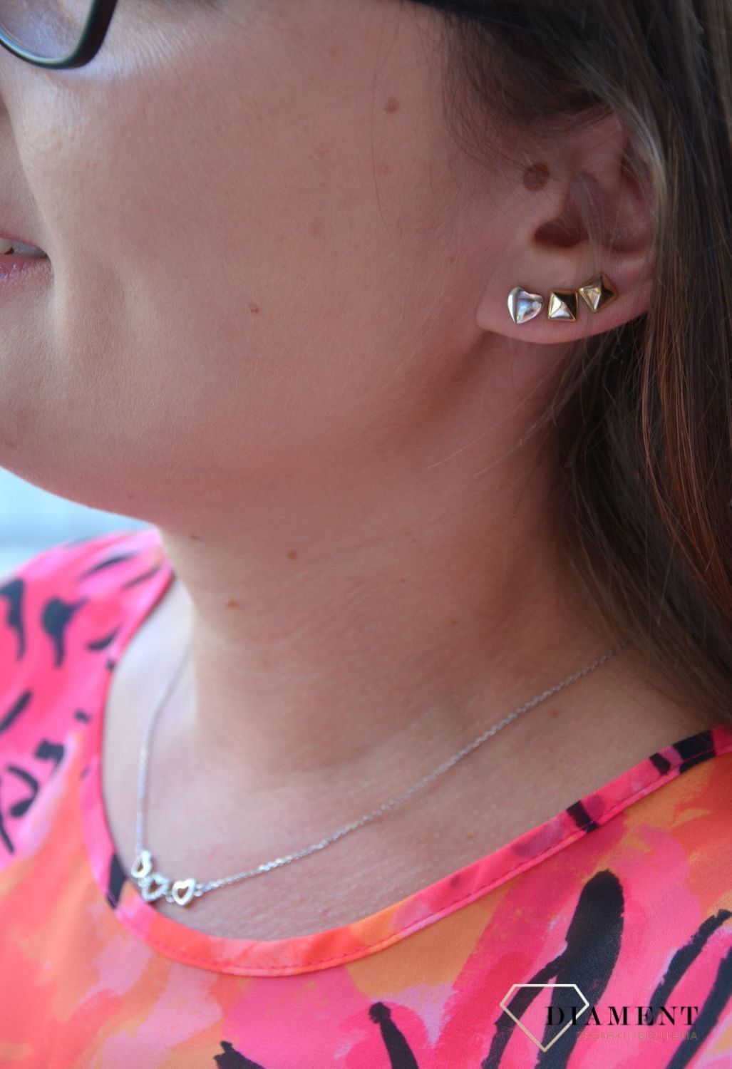 Srebrne kolczyki z motywem serc ozdobione cyrkonią. Minimalistyczna biżuteria zapinana na sztyft, doda subtelnego blasku stworzonej stylizacji..jpg