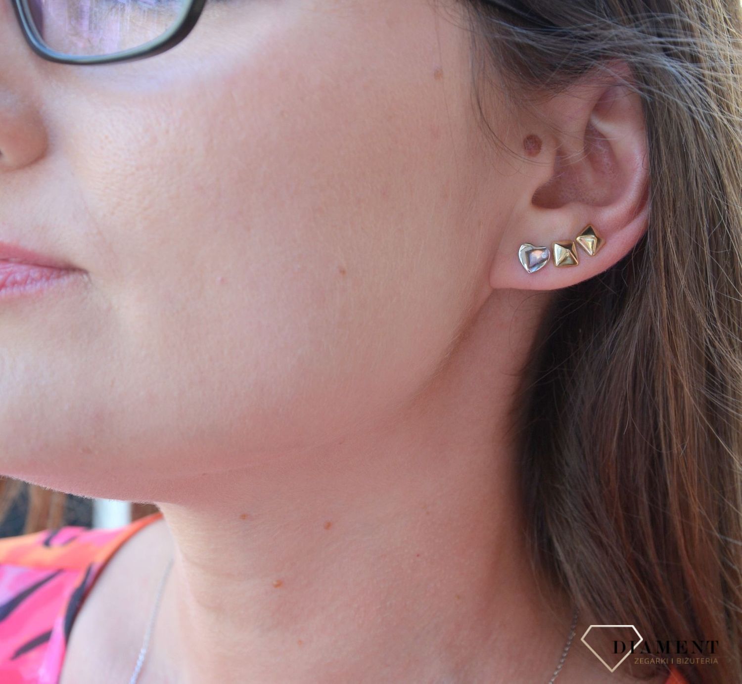 Srebrne kolczyki z motywem serc ozdobione cyrkonią. Minimalistyczna biżuteria zapinana na sztyft, doda subtelnego blasku stworzonej stylizacji..jpg