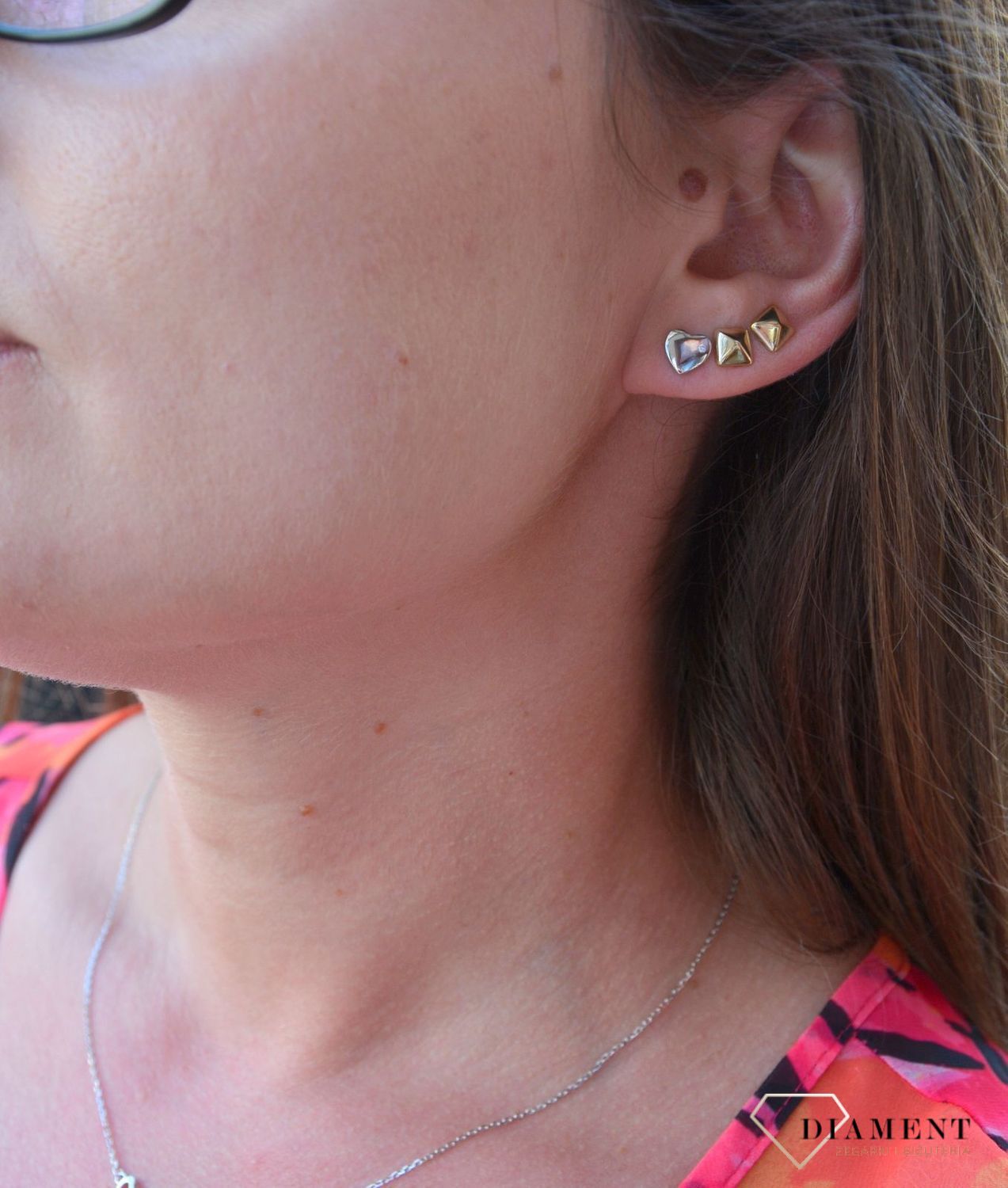 Srebrne kolczyki z motywem serc ozdobione cyrkonią. Minimalistyczna biżuteria zapinana na sztyft, doda subtelnego blasku stworzonej stylizacji..jpg