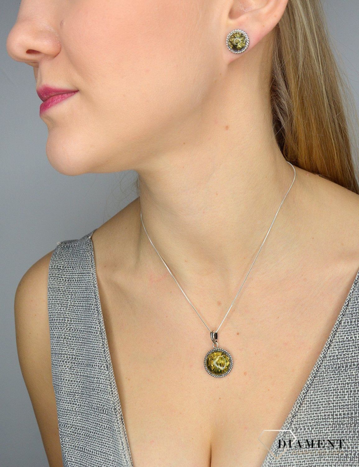 Srebrne kolczyki z zielonym bursztynem DIA-KLC-2443 to propozycja od sklepu jubilerskiego Diament.jpg