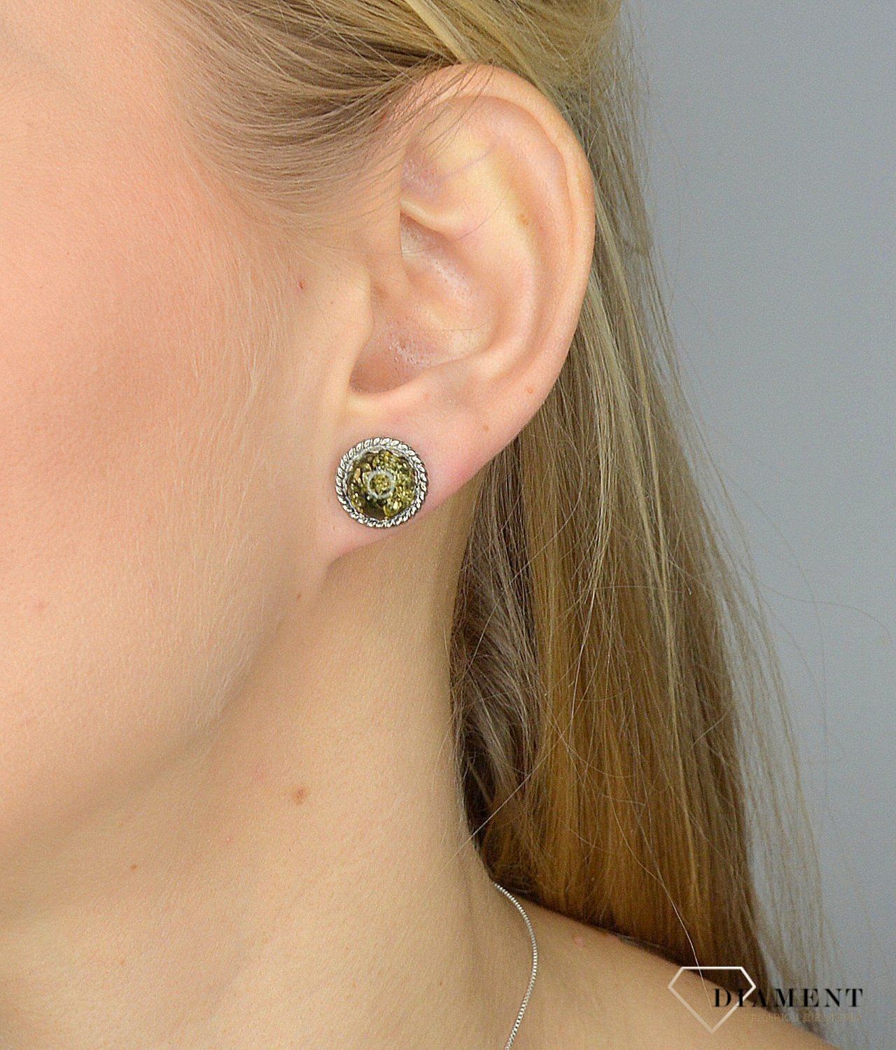Srebrne kolczyki z zielonym bursztynem DIA-KLC-2443 to propozycja od sklepu jubilerskiego Diament.jpg