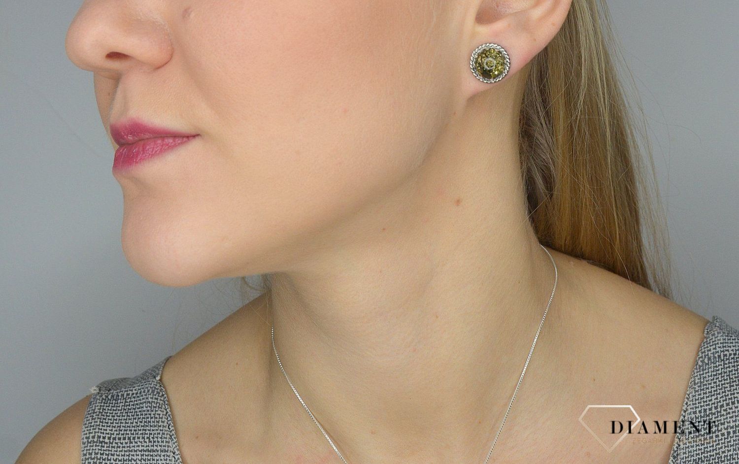Srebrne kolczyki z zielonym bursztynem DIA-KLC-2443 to propozycja od sklepu jubilerskiego Diament.jpg