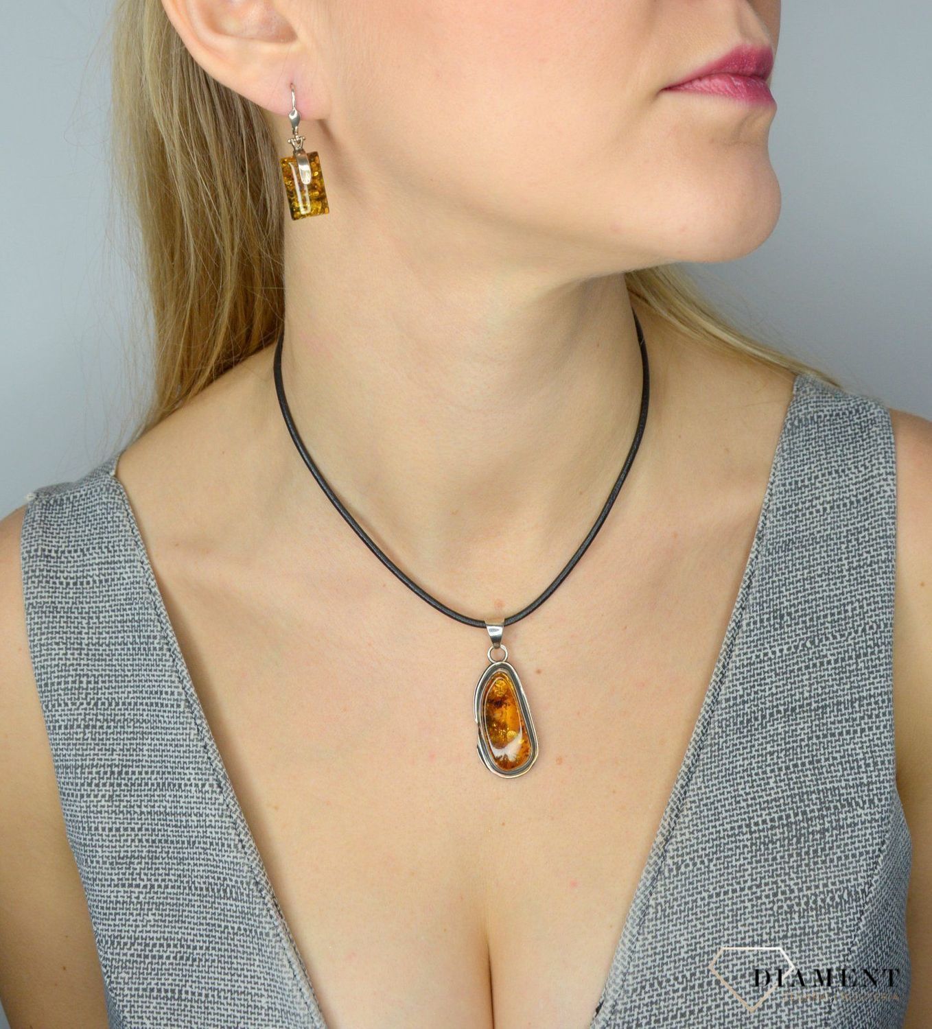 Srebrne kolczyki z bursztynem DIA-KLC-2444.jpg