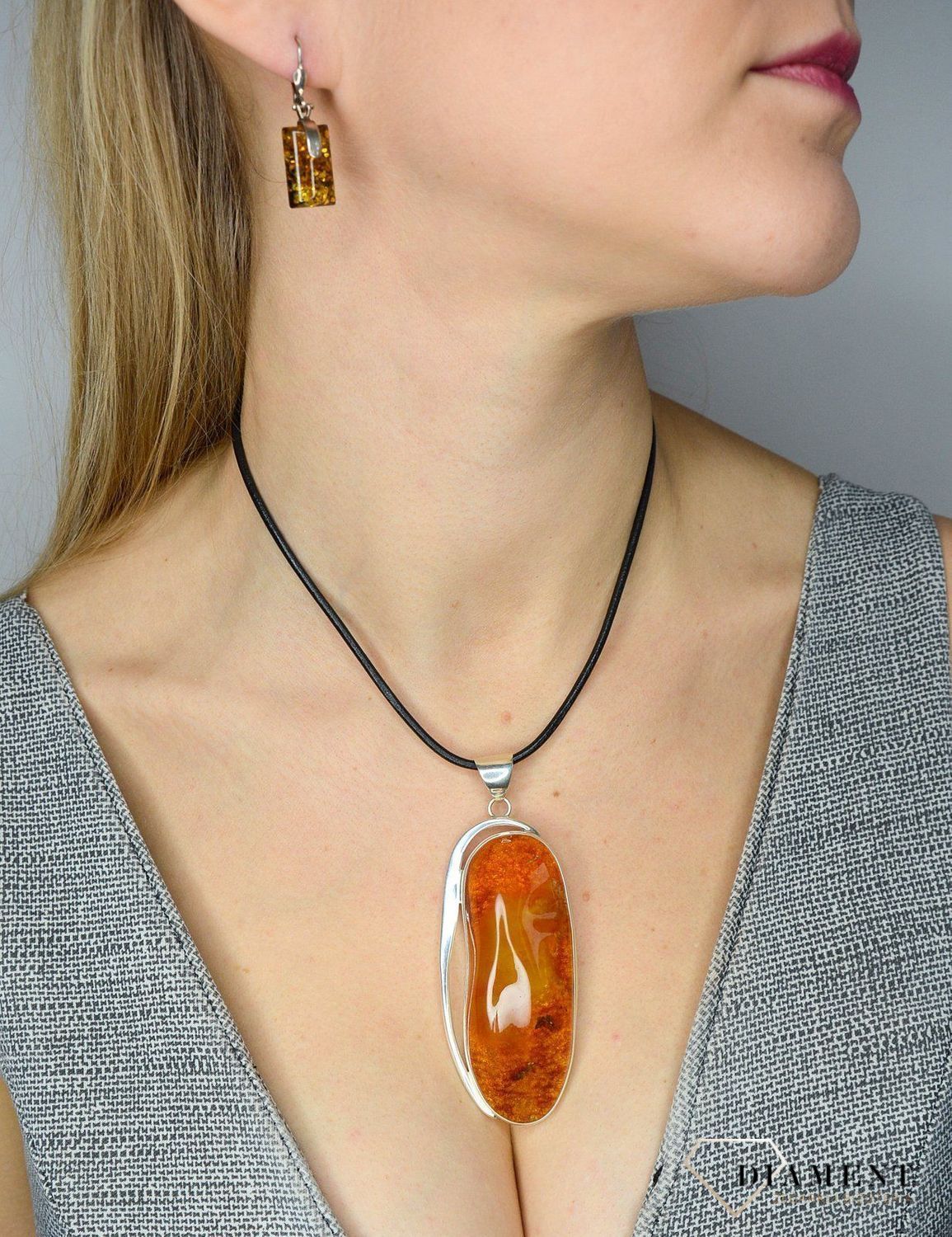 Srebrne kolczyki z bursztynem DIA-KLC-2444.jpg