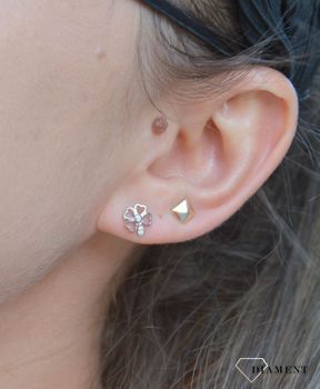 Srebrne kolczyki przy uchu koniczynka z cyrkonią DIA-KLC-2454-925. Kolczyki srebrne z niewielką, błyszczącą cyrkonią na sztyft (1).JPG