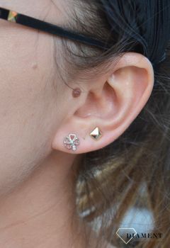 Srebrne kolczyki przy uchu koniczynka z cyrkonią DIA-KLC-2454-925. Kolczyki srebrne z niewielką, błyszczącą cyrkonią na sztyft (2).JPG