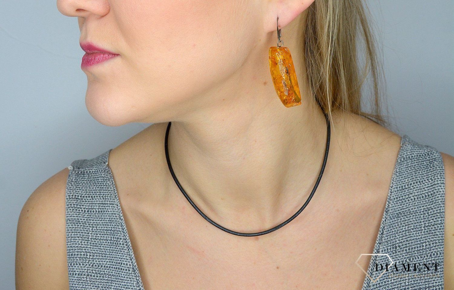 Kolczyki srebrne z bursztynem w kolorze jasnego brązu DIA-KLC-2472-bursztyn  to propozycja od sklepu jubilerskiego Diament.jpg