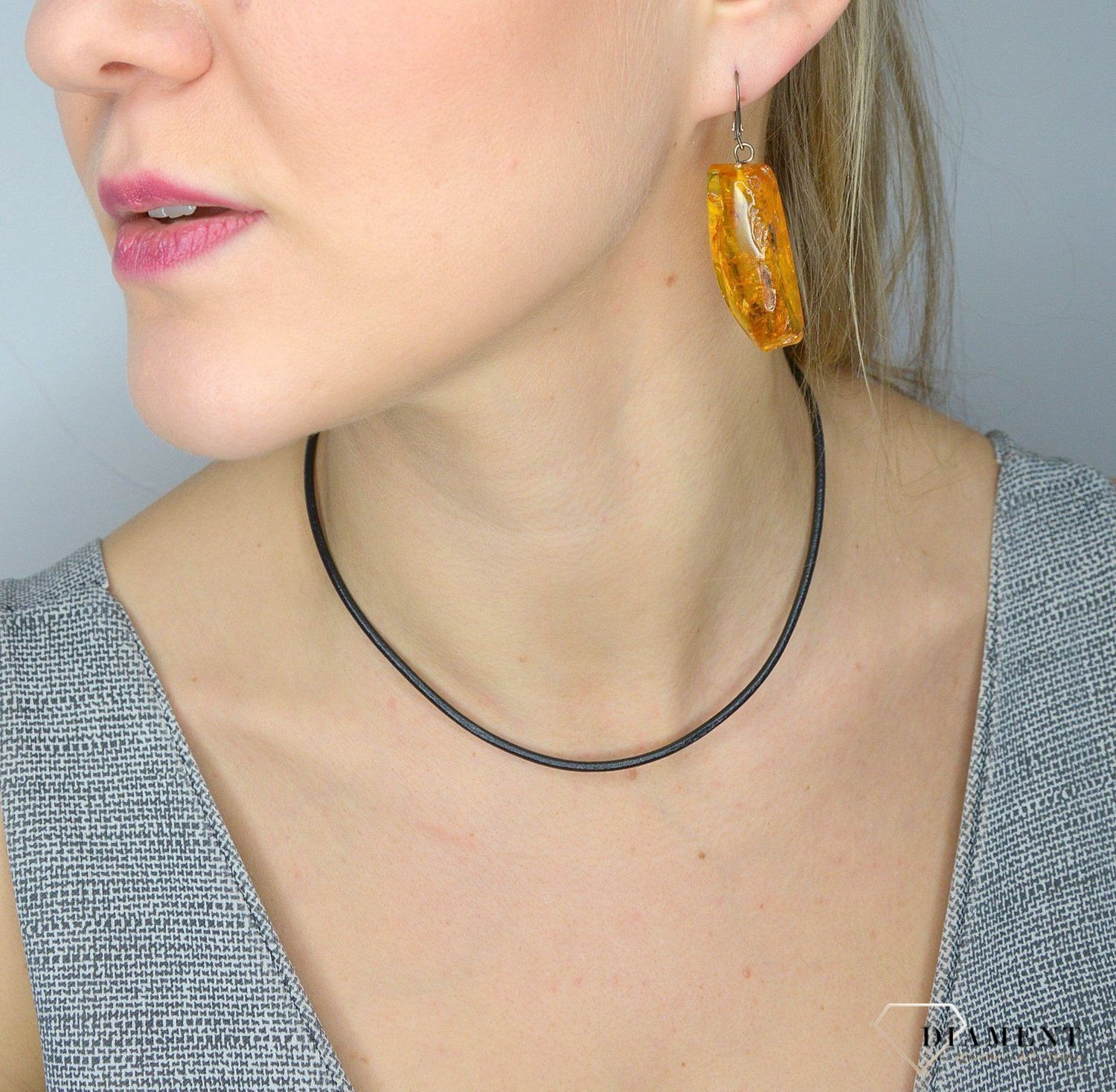 Kolczyki srebrne z bursztynem w kolorze jasnego brązu DIA-KLC-2472-bursztyn  to propozycja od sklepu jubilerskiego Diament.jpg