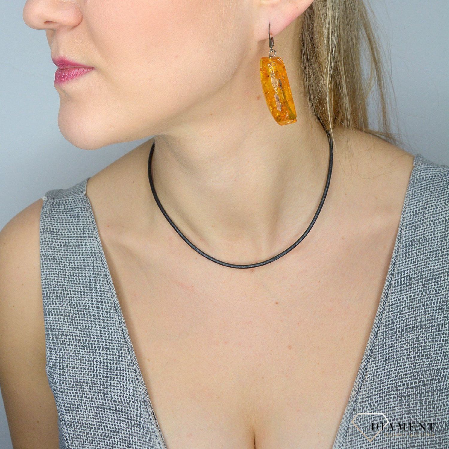 Kolczyki srebrne z bursztynem w kolorze jasnego brązu DIA-KLC-2472-bursztyn  to propozycja od sklepu jubilerskiego Diament.jpg