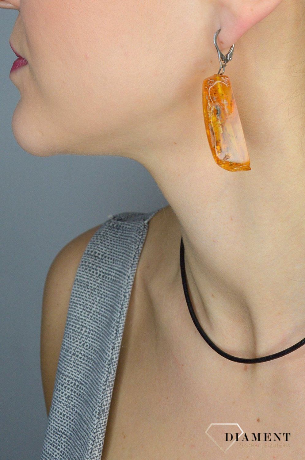 Kolczyki srebrne z bursztynem w kolorze jasnego brązu DIA-KLC-2472-bursztyn  to propozycja od sklepu jubilerskiego Diament.jpg