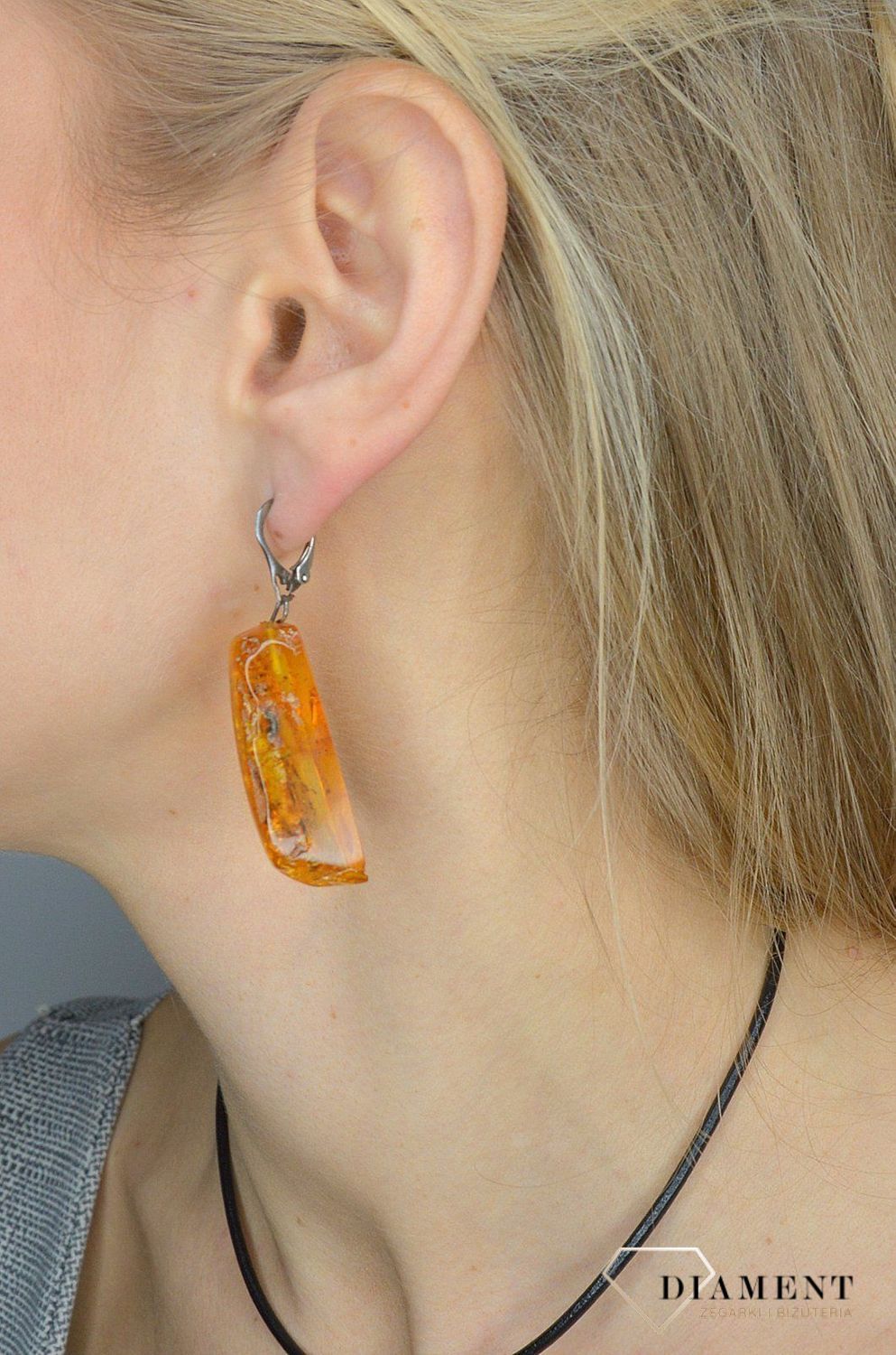 Kolczyki srebrne z bursztynem w kolorze jasnego brązu DIA-KLC-2472-bursztyn  to propozycja od sklepu jubilerskiego Diament.jpg
