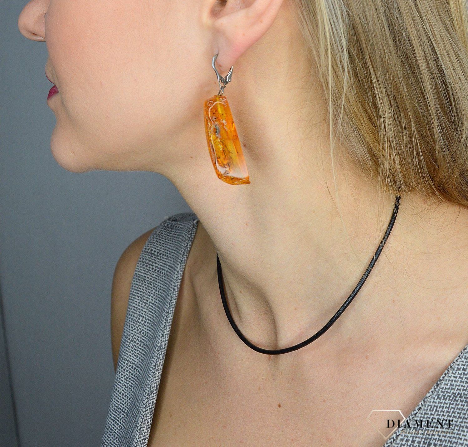 Kolczyki srebrne z bursztynem w kolorze jasnego brązu DIA-KLC-2472-bursztyn  to propozycja od sklepu jubilerskiego Diament.jpg