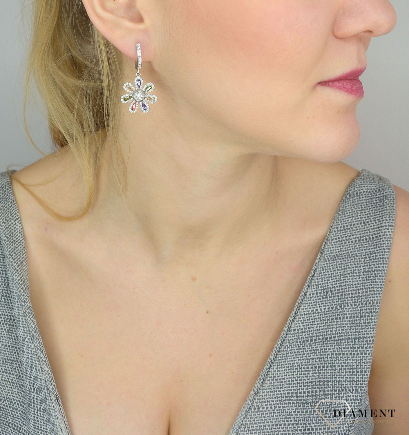 Srebrne kolczyki 925 wiszące w kształcie kwiata z kolorowymi cyrkoniami DIA-KLC-2546-925.jpg
