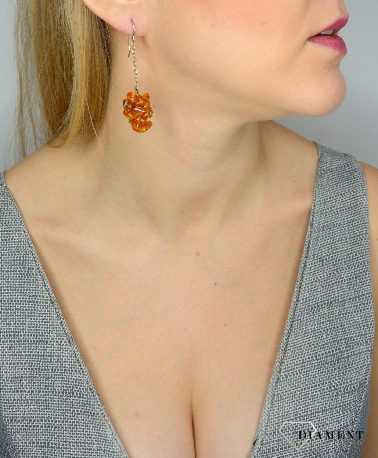 Srebrne kolczyki z bursztynem wiszący łańcuszek DIA-KLC-2566-925.jpg