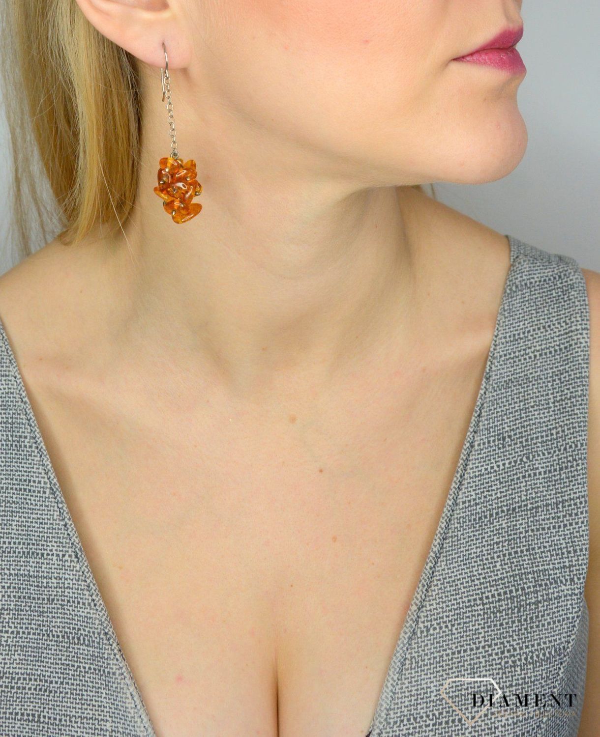 Srebrne kolczyki z bursztynem wiszący łańcuszek DIA-KLC-2566-925.jpg