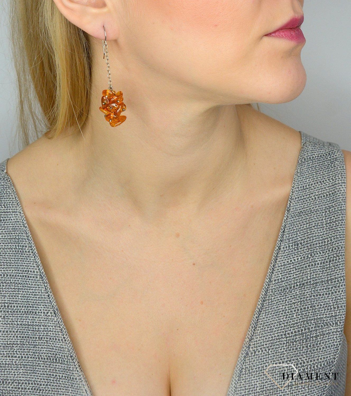 Srebrne kolczyki z bursztynem wiszący łańcuszek DIA-KLC-2566-925.jpg