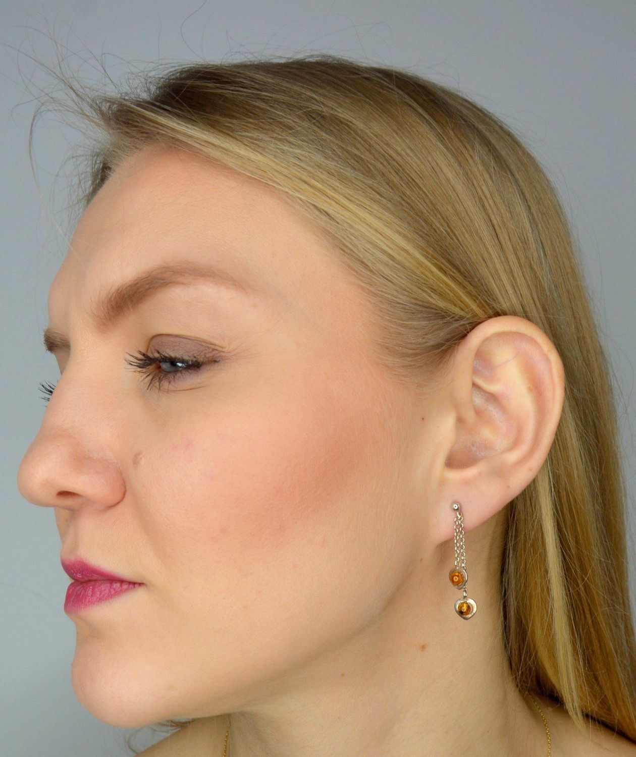 Srebrne kolczyki wiszące serduszka z bursztynem DIA-KLC-2570-925.jpg