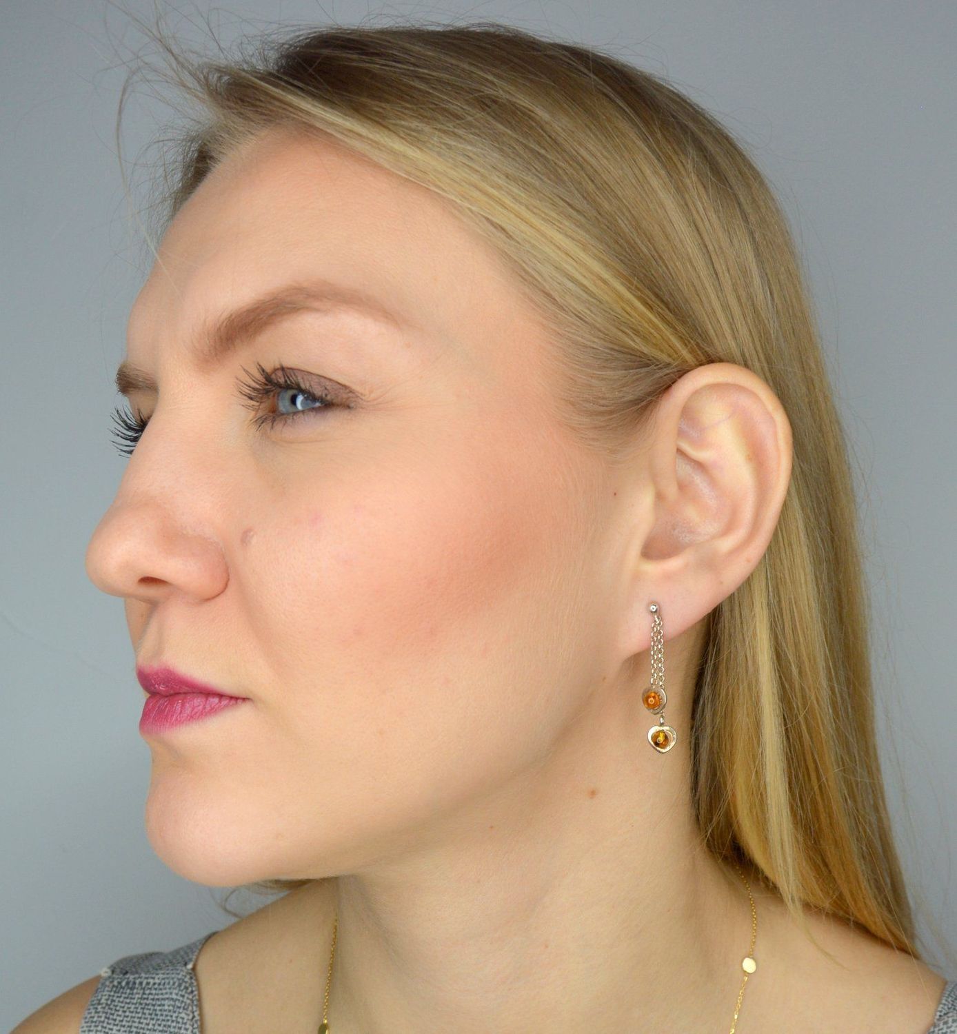 Srebrne kolczyki wiszące serduszka z bursztynem DIA-KLC-2570-925.jpg