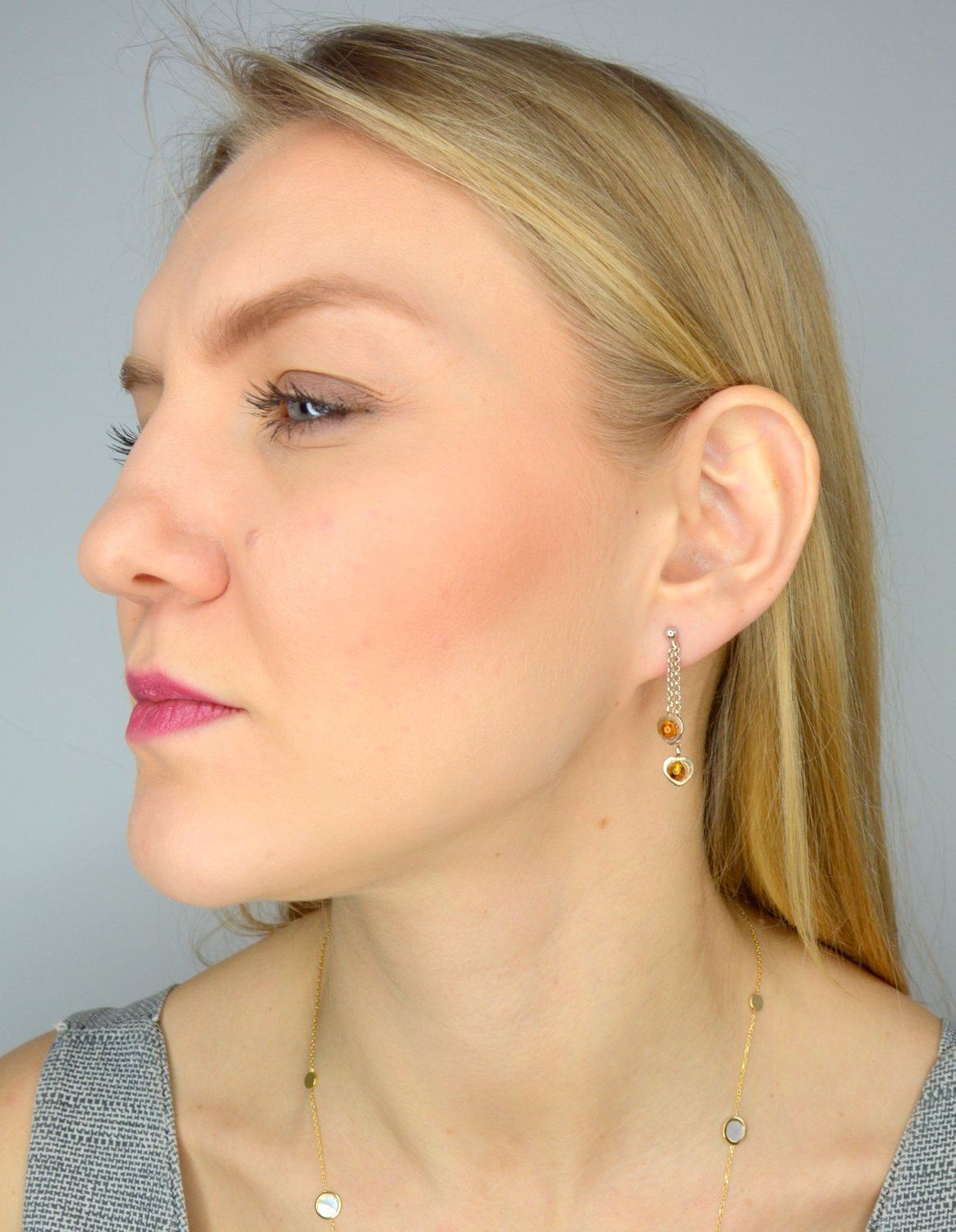 Srebrne kolczyki wiszące serduszka z bursztynem DIA-KLC-2570-925.jpg