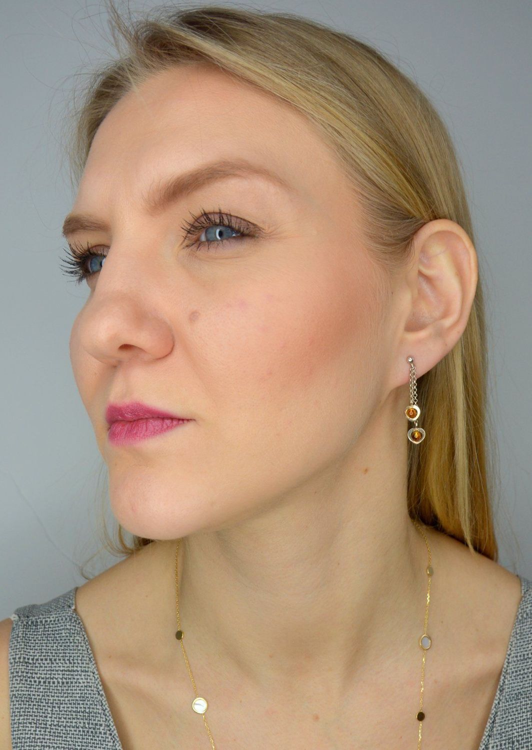 Srebrne kolczyki wiszące serduszka z bursztynem DIA-KLC-2570-925.jpg