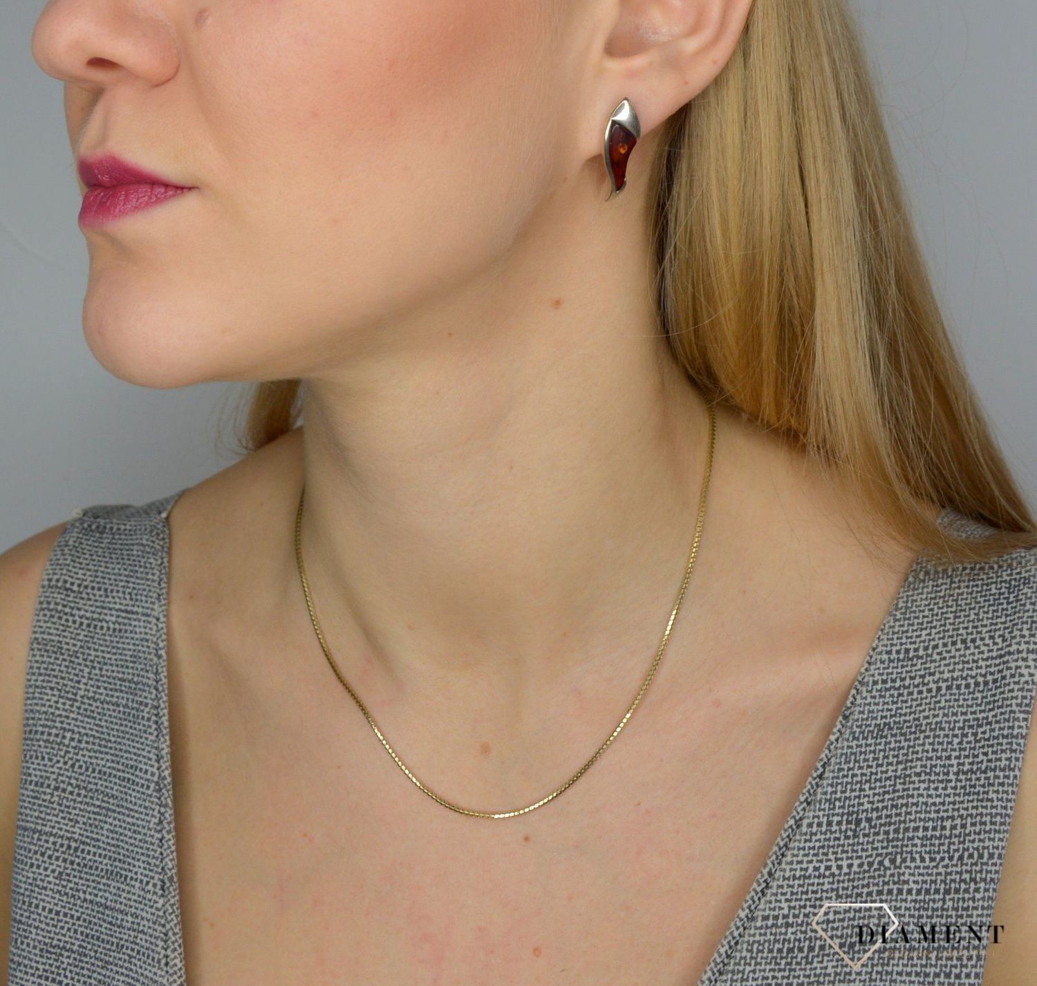 Srebrne kolczyki sztyfty wiszące z bursztynem DIA-KLC-2573-925.jpg