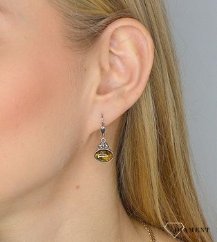 Srebrne kolczyki wiszące okrągły bursztyn DIA-KLC-2574-925. Charakteryzują się stylem wiszącym i zawieszone są na tradycyjnych biglach angielskich. Kolczyki wykonano ze srebra 925. Wiszące kolczyki ozdobione bursztyn.JPG