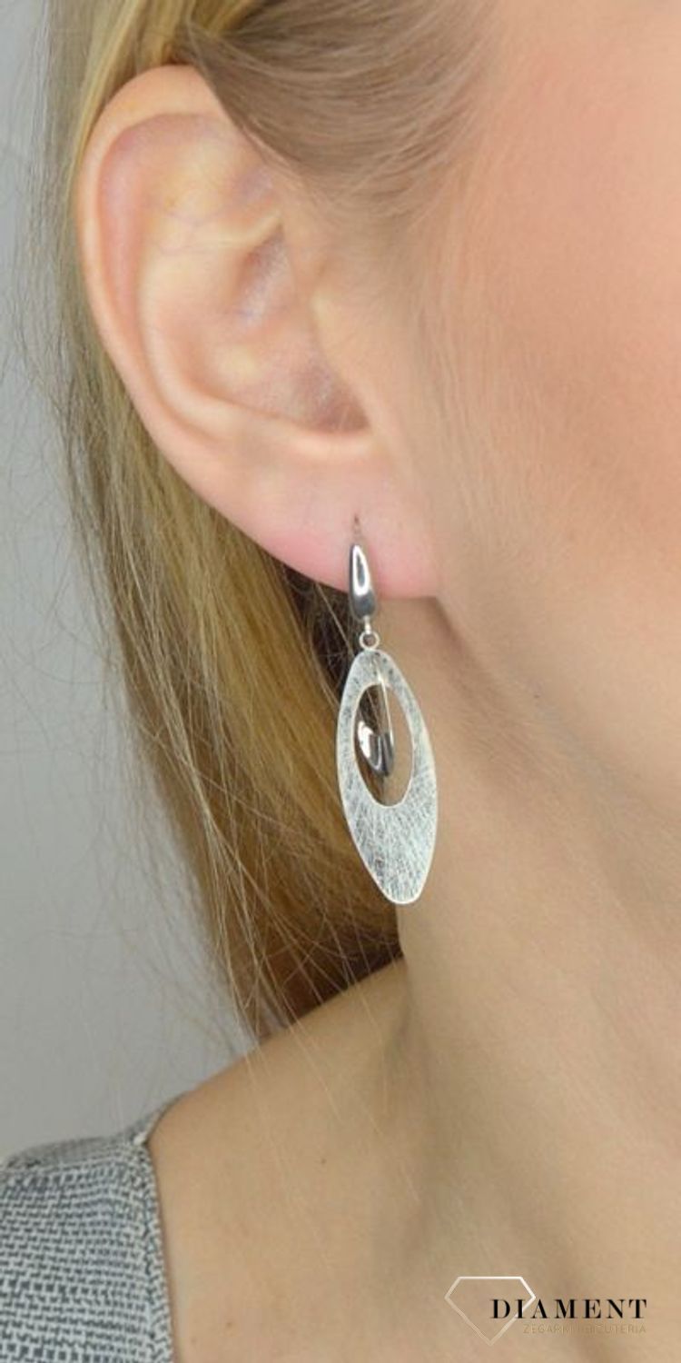 Długie złote kolczyki z ozdobnymi kółkami wykonanymi z białego złota..jpg