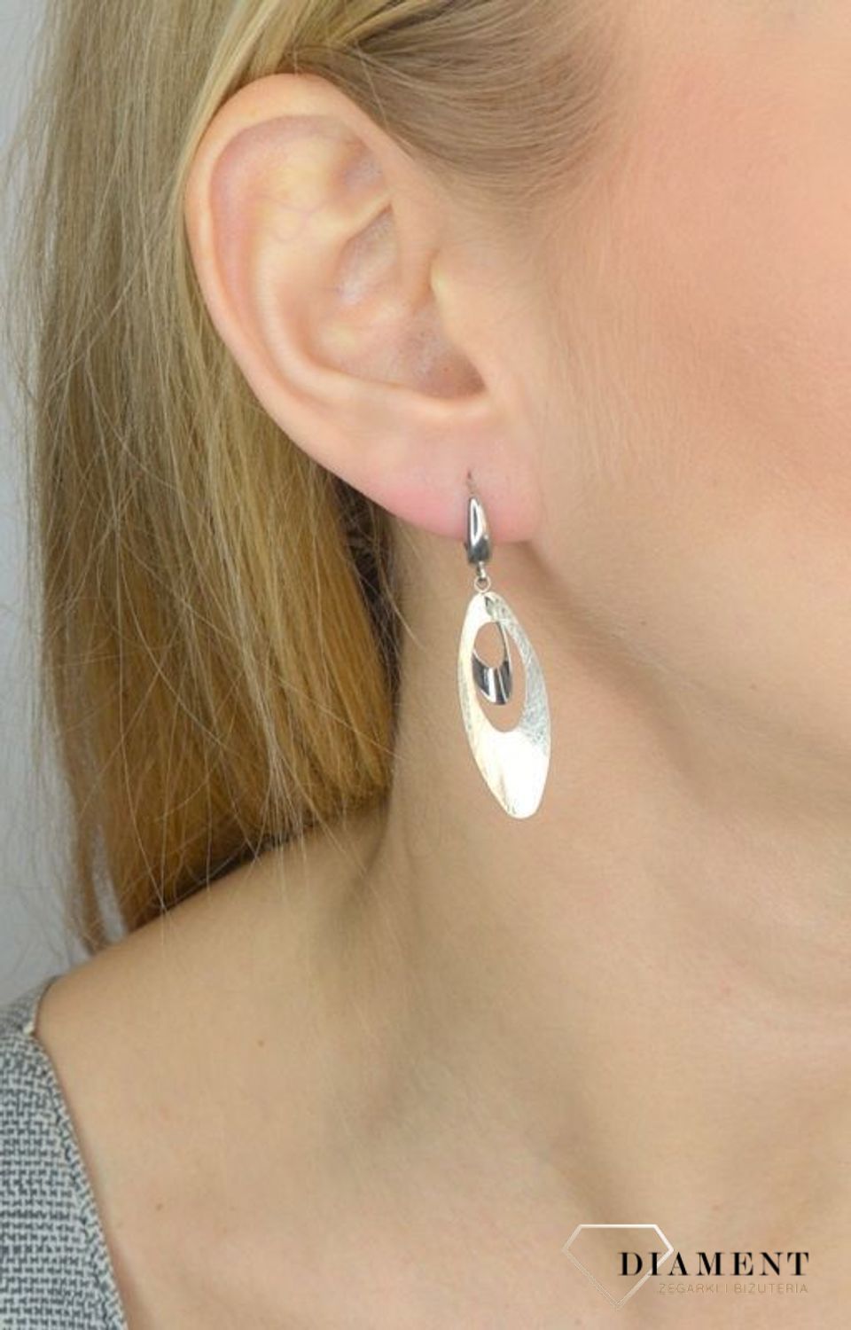 Długie złote kolczyki z ozdobnymi kółkami wykonanymi z białego złota..jpg