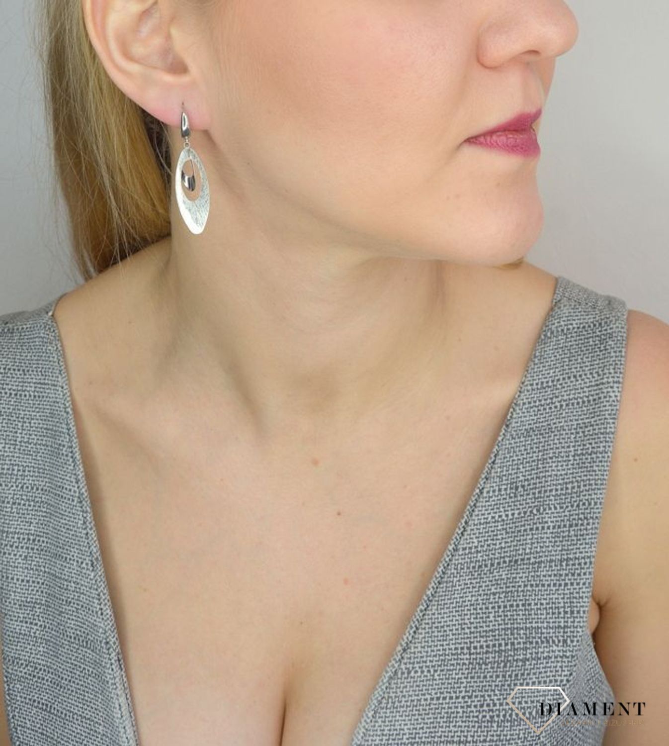 Długie złote kolczyki z ozdobnymi kółkami wykonanymi z białego złota..jpg